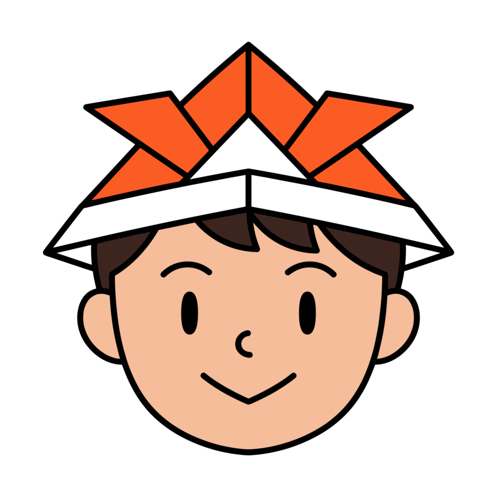 折り紙のかぶとをかぶった男の子のかわいいイラスト。端午の節句やこどもの日に使いやすいフリー素材